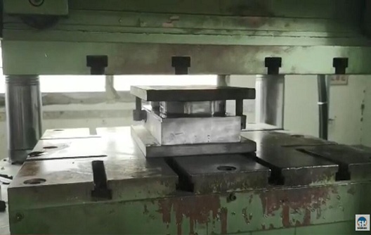 How to Install the Melamine Compression Molds into Melamine Molding Machine?